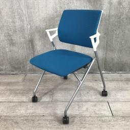 【関東倉庫在庫品】【使わない時は重ねて収納できるシンプルなチェア】■コクヨ製　ピエガ　ネスティングチェア　■ブルー【弊社使用欄：A00985561】【ECBMC】【在庫入替セール品につき限定特価！】