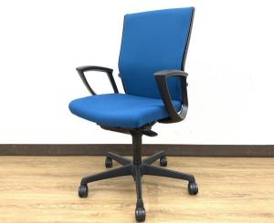 【在庫入替特価】キレイ目鮮やかブルーカラー定番オフィスチェアエスクード（Escudo）シリーズ※固定肘掛け付き仕様◆オカムラ製【こうべ】※在庫数わずかなため一度お問い合わせくださいませ！