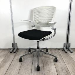 【在庫入替セール品！】【モノクロカラーのかっこいいミーティングチェア！】■オカムラ（okamura）製　グラータチェア　肘付ミーティングチェア　会議用　5本足タイプ　■固定肘　■座面：ブラック/背面：ホワイト樹脂メッシュ