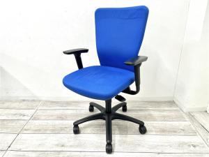 【在庫セール品】【定価約5万円】【人間工学に基づいた快適シーティング・ワーキングチェアの定番モデル！】■オカムラ製（okamura） カロッツァ（Carrozza）チェア　ハイバック肘付き　■可動肘　■ブルー