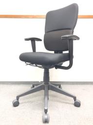 【2脚入荷！】人間工学に基づく卓越した機能性と直感的な操作性！　【K】