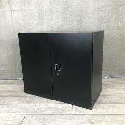 【希少価値の高いブラックカラーのローキャビネット！窓下にも置けるサイズ感！】■オカムラ（okamura）製　レクトラインシリーズ　両開きローキャビネット　H760mm　■ブラック　■シリンダー錠