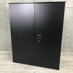 【スタイリッシュかつエグゼクティブなオフィス空間を演出！希少なブラックカラー入荷！】■オカムラ（okamura）　レクトラインシリーズ　両開き書庫　ローキャビネット　■シリンダー錠　■ブラック/天板付