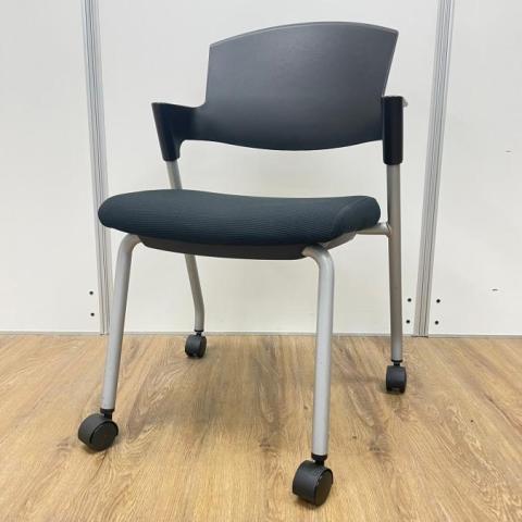 【K倉庫在庫品】コクヨ製　定番プロッティシリーズ　人気のブラックカラー　背面樹脂タイプ　スタッキングチェア！！　オフィスバスターズ梅田本店