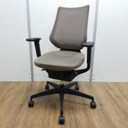 【商品入替のため、残り3脚限り】コクヨ製　イングシリーズ　ミディアムグレージュ　背面メッシュタイプ　可動肘　イスとひとつになれる新感覚！揺れ動く座面で体幹も整える！　肘付きハイバック！！
