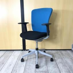 【ローコストチェアの定番！】■イナバ（inaba）　バルチェ（Valche）　ハイバック　肘付き　■可動肘　■背面：ブルー× 座面：ブラック【使いやすいスタンダードなデザイン！】