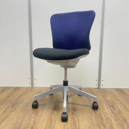 【ローコストチェアの定番！使いやすいスタンダードなデザイン！】■イナバ（inaba）製　バルチェチェア（Valche）シリーズ　肘無ローバックチェア　■背面パープル×座面ブラック×グレーシェル　【セルフアジャストメント機構採用であらゆるワークシーンにフィット！】