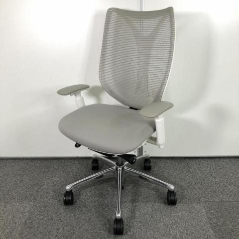 【前傾機能で作業効率アップ！安定感のある座り心地で大好評！ご自宅用にもオススメ！】■オカムラ（okamura）製　Sabrina（サブリナ）　ハイバック　肘付き　■背面メッシュ　■可動肘　■ライトグレー × ホワイトフレーム