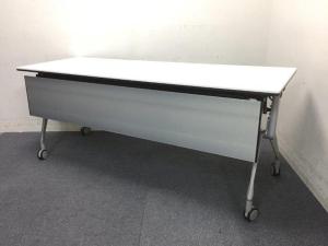 オカムラ製のサイドスタックテーブル！！多目的に使えるスタックテーブル　■ホワイト天板/シルバー脚　会議用　研修用　ミーティング　打ち合わせ用　買い増し　増床　ご移転　増員　【AD】※天板裏に割れあり