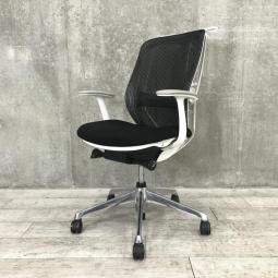 【西】【可動肘】■オカムラ製品で最も人気を集める高機能チェア！　■前傾姿勢の代名詞！　■okamura（オカムラ）製　シルフィー（Sylphy）チェア　■肘付き　ハイバックタイプ　背面メッシュ　■色：ブラック×ホワイト【福岡西店在庫】　【熊本オフィス家具】【熊本中古家具】【中古事務什器】【中古チェア】【中古椅子】【半導体】