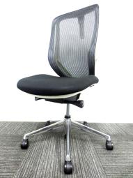 【西】前傾姿勢機能が付いた人気のチェアが入荷！■オカムラ/シルフィー/ブラック×ホワイトフレーム【福岡西店在庫】　【熊本オフィス家具】【熊本中古家具】【中古事務什器】【中古チェア】【中古椅子】【半導体】