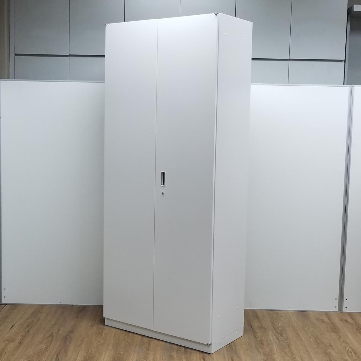 【コートなどの上着の収納に最適！大容量のワードローブ！】■イトーキ（ITOKI）製　シンラインシリーズ　ワードローブ　ハイキャビネット　W900×D450×H2140㎜　■ホワイト　■シリンダー錠
                        シンラインロッカー
                                    中古
            