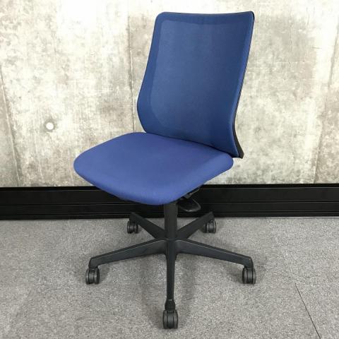【20日入荷！】【背中を立体的に包み込む！】■オカムラ（okamura）製　フルーエントチェア（Fluent）　ローバック　肘無し　背面メッシュ　■ミディアムブルー×ブラックシェル