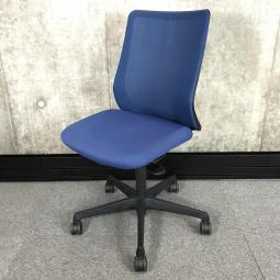 【20日入荷！】【背中を立体的に包み込む！】■オカムラ（okamura）製　フルーエントチェア（Fluent）　ローバック　肘無し　背面メッシュ　■ミディアムブルー×ブラックシェル