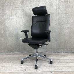 【ブラックレザー張りならではの高級感！デザインと最上級の操作性のチェア】■オカムラ（okamura） 　コーラルチェア（Choral）　エクストラハイバック　レザー張り　■可動肘　■ヘッドレスト付　■色：ブラック