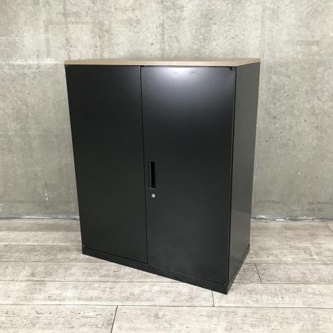 【オフィスの書類をスッキリ整理】【書類の収納スペースを増やしたい方に！】■ナイキ（NAIKI)　CWシリーズ　両開き書庫　■ブラック/天板：木目ナチュラル　■ベース付き　■シリンダー錠　【弊社使用欄：A01015279】【SN】