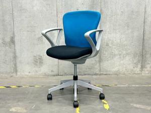 【低価格チェアがまとめて揃います！】■イナバ（Inaba）製　バルチェ（Valche）　肘付き　ローバック　■背面ブルー × 座面ブラック × シェル：グレー　■サークル肘 ※サテライト店舗倉庫撮影画像※【弊社使用欄：A00994781】【ID・SN・KN】