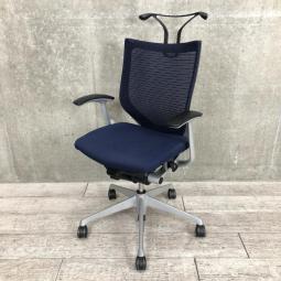 【硬めのメッシュ座面が大人気！国産メッシュチェアの代表格！】■オカムラ（okamura）製　バロン（Baron）チェア　ハイバック　肘付き　■背面メッシュ　■固定肘　■色：ダークブルー　■ハンガー付き【2505】弊社使用欄【A01013953】