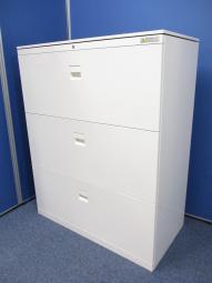 【人気商品のホワイトカラー！！棚ごとに仕分けで書類を管理しやすい３段ラテラル書庫を是非お試しください！！】
■オカムラ　■SAシリーズ　■ホワイト　■天板付き　■ベース付き　■幅900mm×奥行450mm×高さ1120mm　オフィスバスターズ東大阪店
