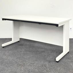 【8台入荷】【部材欠けのため特価価格】■定番スタンダードなデザインで使いやすい！■プラス製　ホワイトカラー　1200サイズ　■チェア・キャビネットと一緒にいかがでしょうか　買い増し　増員　入替　事務所開設　起業　移転　引っ越し　オフィスバスターズ　心斎橋店