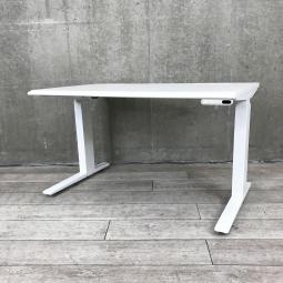 【電動で高さ調整可能・立ち姿勢を取り入れた新しいワークスタイルへ！】■オカムラ（okamura）　スイフト（Swift）　電動昇降デスク　昇降テーブル　平机　■幅：1150㎜×高さ：650～1250㎜　■配線口　■ホワイト 【弊社使用欄：A01018333】