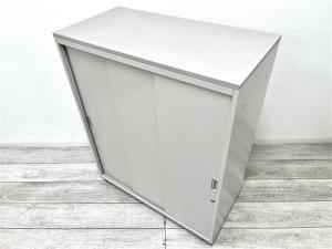 【定価約7万円】【開閉時にスペースを取らない引違書庫！】■イトーキ/シンライン　■引違書庫(2枚扉)　■ニューグレー　■シリンダー錠
