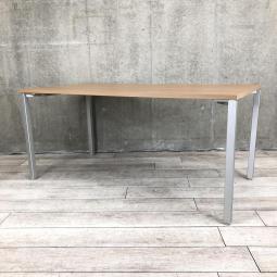 【無駄を削ぎ落した「シンプルデザイン」でレイアウト自由自在！】■オカムラ（okamura）　アプションフリーシリーズ　角テーブル　会議用　■W1600×D800㎜　■天板：木目ダーク / 4本脚：シルバー