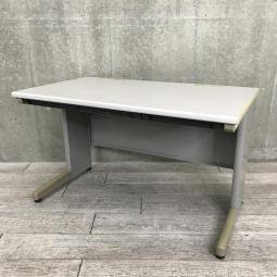 【コストパフォーマンス抜群のビジネスデスク】■イトーキ（ITOKI）製　CZNシリーズ　平デスク　引き出し付W1200×D700㎜　■ウォームライト　【スタンダードなデザインで使いやすい！】※脚・サイドパーツ日焼け有【弊社使用欄：A01010674】【ID】