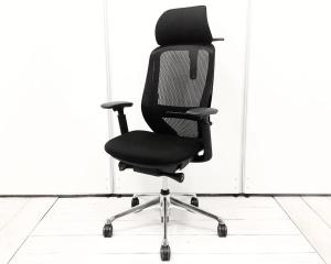【限定1脚】【6/23入荷！】【人気のヘッドレスト付タイプ！】■オカムラ　シルフィーチェア　可動肘付　ブラック　ポリッシュ脚　エクストラハイバック　■背のカーブを変えられる！新感覚のオフィスシーティング！