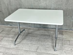 【2～４人用としてオススメなミーティングテーブルの入荷です】コクヨ製/ホワイト■ミーティングテーブル　■ホワイト天板×シルバー脚　■横1200×750㎜　【弊社使用欄：A01016057】