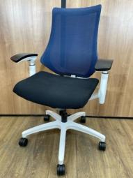 【1脚限定入荷！スタイリッシュで使いやすい人気オフィスチェア！！】イトーキ　エフチェア　ネイビーブルー　ツートン　可動肘　新型肘　アジャストアーム　メッシュ　ホワイトフレーム　中古　福岡　博多　天神　九州最大級