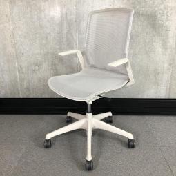 【究極の軽さ！考え抜かれたシンプルデザイン！】■オカムラ製　シナーラチェア（CYNARA）　 肘付き　ローバックチェア　■デザインアーム付　■ライトグレー　■背・座面メッシュ　【弊社使用欄：A01003066　K】【SN】