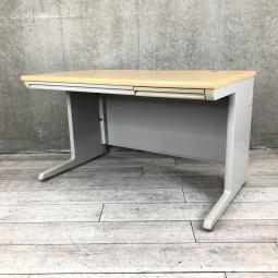 【6台入荷】【人気のナチュラル木目カラーがお買い得！】■オカムラ(okamura)製　SD-eシリーズ　平机　引き出し付　W1200×D700×H700mm　■天板：木目ナチュラル/本体：グレー　【ワークスペース充実！人気の国産スチールデスク！】