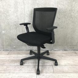 【関東倉庫在庫品】【コストパフォーマンスに優れたオススメチェア！】■オカムラ製　エスクードメッシュ　肘付ローバックチェア　■ブラック【弊社使用欄：A00970540】【ECBMC】【在庫入替セール品につき限定特価！】