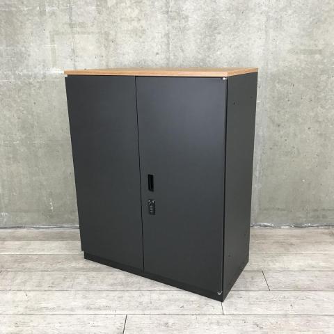 【スタイリッシュかつエグゼクティブなオフィス空間を演出！希少なブラックカラー入荷！】■イトーキ（ITOKI）　シンラインシリーズ　両開き書庫　ローキャビネット　■ダイヤル錠　■ブラック/天板ナチュラル【弊社使用欄：A01012788】