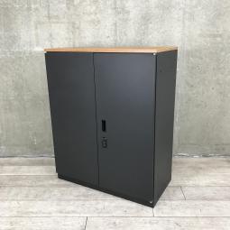 【スタイリッシュかつエグゼクティブなオフィス空間を演出！希少なブラックカラー入荷！】■イトーキ（ITOKI）　シンラインシリーズ　両開き書庫　ローキャビネット　■ダイヤル錠　■ブラック/天板ナチュラル【弊社使用欄：A01012788】
