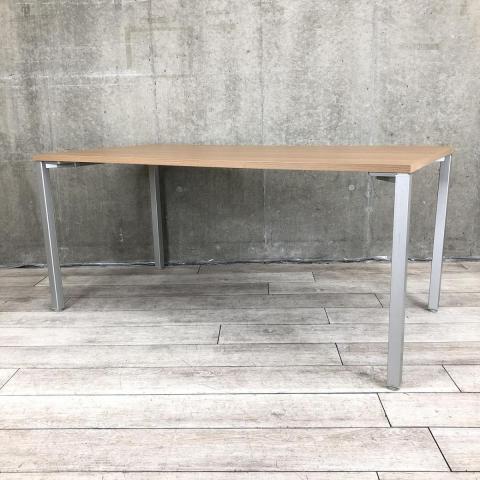 【無駄を削ぎ落した「シンプルデザイン」でレイアウト自由自在！】■オカムラ（okamura）　アプションフリーシリーズ　角テーブル　会議用　■W1600×D800㎜　■天板：木目ダーク/4本脚：シルバー 【弊社使用欄：A01002202】