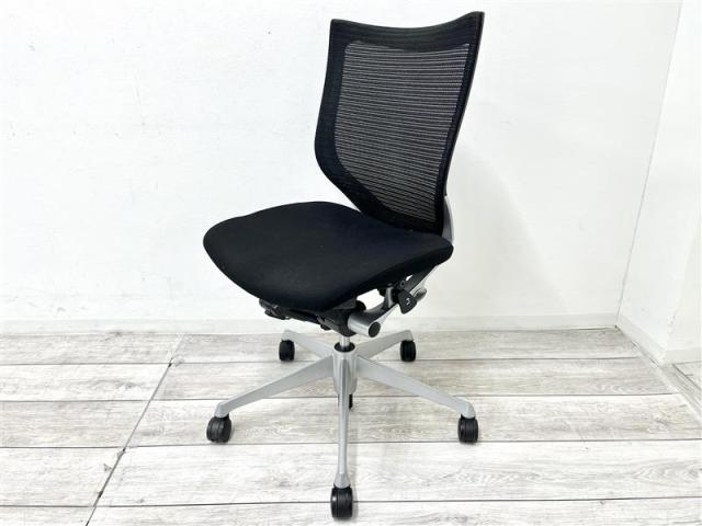 【定価約20万円以上】【長時間の着座でも疲れにくいサポート感！】■オカムラ製　バロンチェア　肘無ローバック　■ブラック　■メッシュ背面　【ベストなポジションが得られる先進設計！】