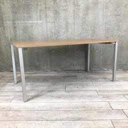 【スタンダードなデザインで使いやすい！】■オカムラ製　会議用テーブル　W1600×D800×H720mm　天板：木目　脚：シルバー　■高品質！オフィシャルな空間にもフィット！【在庫入替セール品！】【ABW】