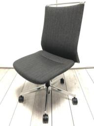 【スタイリッシュさが人気のオフィスチェア！】■オカムラ(okamura)製　　モード(mode)シリーズ　肘付ハイバック　クロスバック　■ダークグレー　※肘カバー無しとなります。