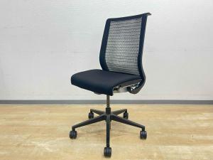 【ワイヤーが体にフィットするアメリカ発の大人気商品！】 ■Steelcase（スチールケース）シンク(thnk)チェア　ハイバック　■メッシュ　■ブラック　■固定肘【入替セールにつき30%OFF！】