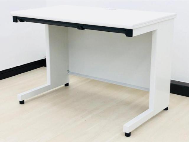 24/③【南】【平机/プラス製/フラットライン】 中古　＊福岡市拠点の「オフィスバスターズ福岡南店」は、福岡はもちろん、岡山・広島エリアにも対応しています。中古オフィス家具・チェア・デスク・複合機など一式手配可能。各地に特化した在庫とワンストップ対応で、起業・移転・レイアウト変更にしっかり対応し、岡山・広島でも安心の選択肢をご提供します。＊