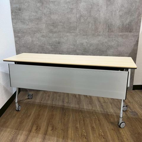 オカモト折り畳み長机3個とホワイトボードとイトーキ折り畳み椅子11個