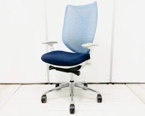 前傾チルト付きで作業効率アップ！長時間のデスクワークでも快適なオカムラ製の高級シリーズ！
■オカムラ/Sabrina（サブリナ）/アクアブルー×ダークブルー×ホワイトシェル 　■背面メッシュ　■可動肘