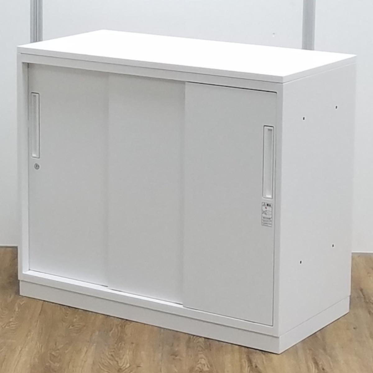 【レア：H770】コクヨ製　エディアシリーズ　ホワイト　天板付き　シリンダー錠　スライド扉でスペースを有効活用！　ローキャビネット　3枚引き違い書庫！！
                        エディア
                                    中古
            