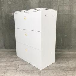 【書類整理がしやすいデュオラインシリーズの3段引き出し式書庫！】■オカムラ（okamura）　SAデュオライン　3段ラテラル　ローキャビネット　W900×D450ｍｍ　※仕切り板無し　■ホワイト　■シリンダー錠　■天板付き