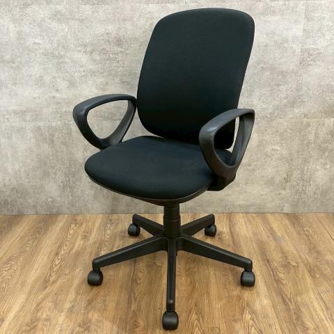 【南】プラス製のオフィスチェア【KC-K63SLシリーズ/固定肘タイプ】が入荷しました！＊熊本市で、中古オフィス用品・オフィス家具をお探しなら「オフィスバスターズ熊本サテライト店」へ＊※サテライトは商談スペースのみの為、在庫は福岡の在庫を掲載しております。商品につきましてはお電話にてお問い合わせください。
