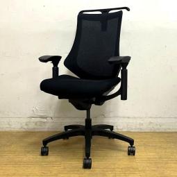 【姿勢の変化にフレキシブルに対応！】■イトーキ　エフチェア　可動肘付　ブラック　■自由な動きと疲れにくく快適な座り心地を実現！★
