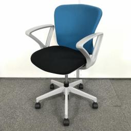 【スタンダードなデザインで座りやすい！セルフアジャストメント機構採用であらゆるワークシーンにフィット！】■イナバ（Inaba）製　バルチェ（Valche）　肘付き　ローバック　■背面ブルー × 座面ブラック × シェル：グレー　■サークル肘