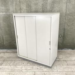【3枚引き違い扉なので開閉スペースがいりません！省スペース化に貢献！】■イトーキ（ITOKI）　シンライン (THIN LINE)　3枚引き違い書庫　ローキャビネット　■ホワイトグレー（WE）　■シリンダー錠　■天板付き/グレー　ベース付き/濃いグレー